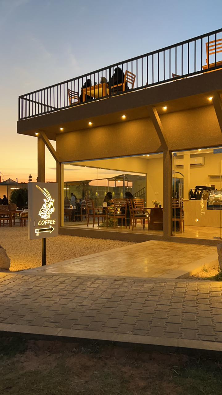 متطوع يعتني بالغزلان داخل المحمية